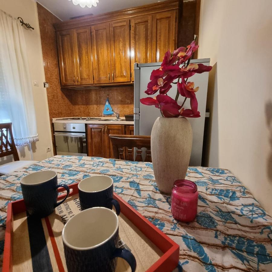 Apartment On The Shore Of The Bay Of Kotor With Free Wi-Fi Esterno foto